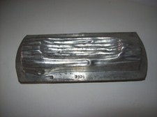 Ancien moule à chocolat en forme de bûche en fer blanc