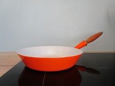 Poêle en fonte émaillée Orange  N°24  Manche en bois Le Creuset ?