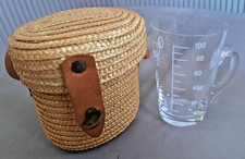 PETIT VERRE CHOPE CURISTE THERMES DE VICHY GRADUE 100 DANS SON PANIER EN PAILLE