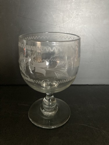 Verre ancien sur pied - ,