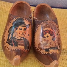 PAIRE DE PETITS SABOTS EN BOIS