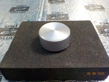 BOUTON POTENTIOMETRE  PLASTIQUE GRIS-METAL - D 38 mm - H 17 mm - AXE 6 mm MEPLAT