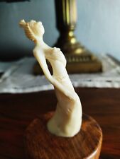 Statuette femme aux seins nus art africain