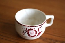 tasse faïence ancienne fleurs rouges - Sarreguemines? signature à déchiffr - TBE
