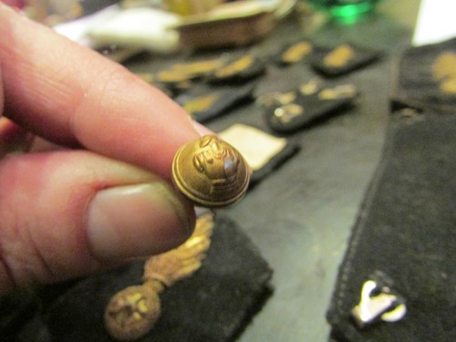 Ancien petit bouton militaire - petit,