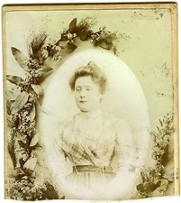 PHOTO CABINET Chanal Puy en Velay, une femme prend la pose mode fashion 1900