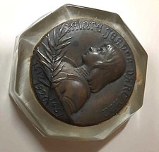 Jeanne d'Arc, très joli presse papier en verre et métal (étain?)