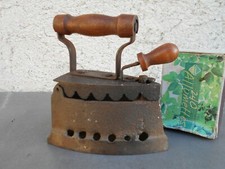 Ancien petit fer a repasser à braise, hauteur 11 cm et longueur : 10.5 cm