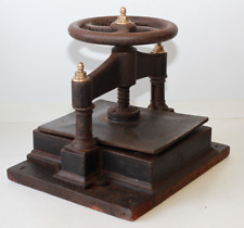 Presse à relier en fonte à volant sur socle bois
