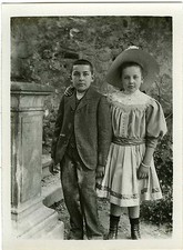 PHOTO  snapshot, un frère & une soeur dans un jardin mode fashion vers 1910