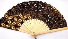 Éventail à main noir marron en bambou,pliable,bois et tissu, batik,fleurs