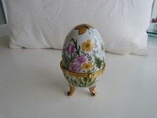 Oeuf en Porcelaine sur Pieds