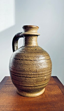 Élégante cruche en grès artisanal – pièce signée à identifier