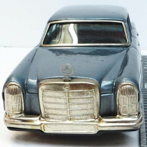 Ancienne voiture miniature - , en