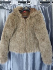 veste fausse fourrure à capuche marron Mim taille 2 hauteur 56cm très bon état