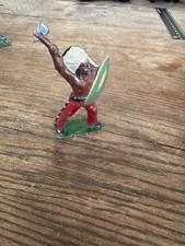 FIGURINE INDIEN AVEC TOMAWAK ET BOUCLIER HR HENRY ROGER PLOMB CREUX 1930