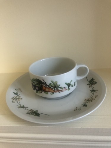 Ancienne tasse sous - et,