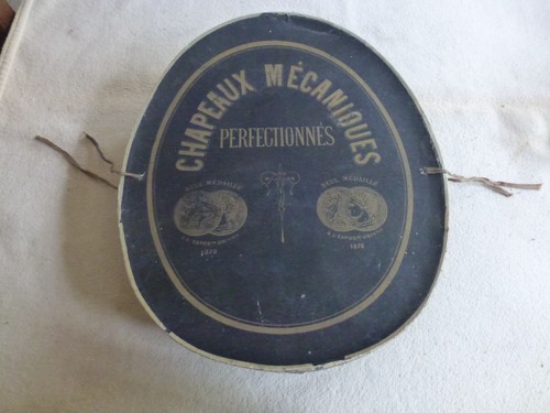 Ancienne boite chapeaux - boite, a