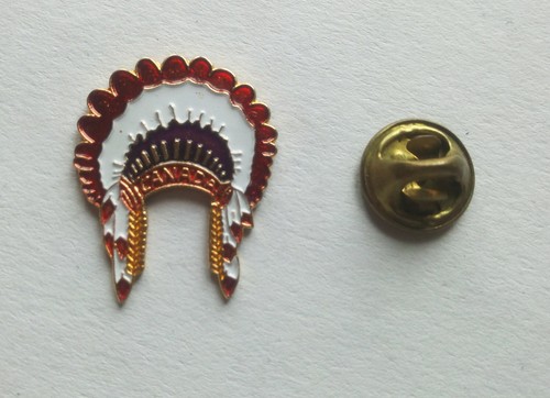 Pin coiffe indien plumes - pin's,