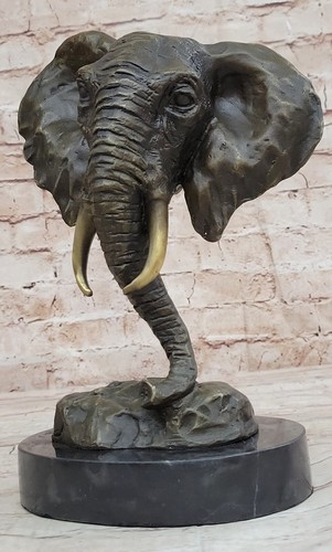 Une sculpture bronze - une, en