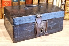 Coffret boite à moraillon en cuir France XVIIe