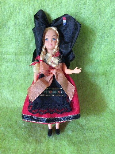Poupée folklorique régionale