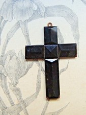 Ancien pendentif en forme de Croix en verre noir - Jais perles bijoux religieux 