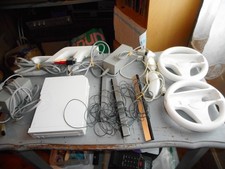 Lot Nintendo Wii Volant Pistolet console  Nunchuk et autre console non tester