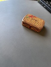 Dodo Designs petite boite en tole a pilule, bonbon vintage. motif valise osier