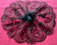 Ancien bas de robe en dentelle type Chantilly noire + soie, D. 2 x 98 cm x 40 cm