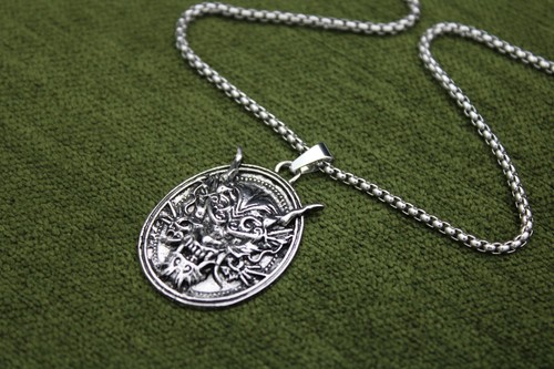 Collier créature méchant