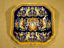 Plat rectangulaire en faïence Gien décor Renaissance