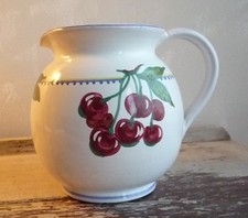 Pichet broc aux cerises ceramique italienne numéroté signé  Marilyn Fiala