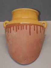 -JOLI POT MURAL TERRE CUITE VERNISSE JAUNE SUR LE HAUT CHAPELLE DES POTS?    D