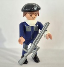 PERSONNAGE POLICIER AVEC FUSIL
