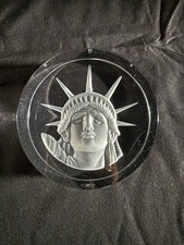 Presse papier rond en cristal taillé Sèvres STATUE DE LA LIBERTE New-York