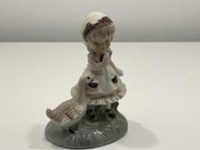 Figurine enfant à l'oie