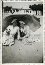 PHOTO ANCIENNE - VINTAGE SNAPSHOT - FEMME MODE ÉLÉGANCE PLAGE PARASOL - FASHION