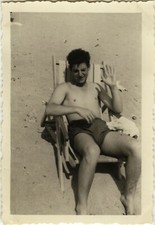 PHOTO ANCIENNE - VINTAGE SNAPSHOT - HOMME PLAGE TORSE NU CHAISE REPOS -MAN BEACH
