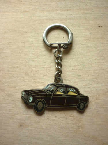 Ancien porte clé - porte, émaillé