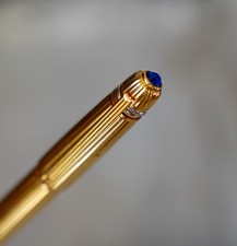 STYLO PLUME CARTIER PASHA PL. OR GODRONS - PLUME OR MASSIF 18 K - CABOCHON BLEU