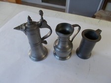 3 anciennes miniatures, 2 pichets, 1 mesure en étain, signées.