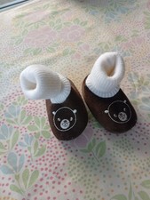 Chaussons unisex taille 17 neuf Bébé