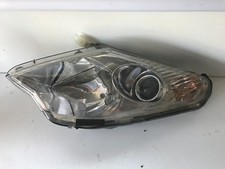 UN OPTIQUE DE FEU PHARE AVANT HEADLIGHT POUR SCOOTER PEUGEOT 125 SATELIS 