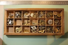 Fournitures d'horlogerie: lot de barillets de montres gousset avec la boîte.