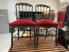 Paire de chaises Napoléon III, assises capitonnées velours rouge dessins dorés s