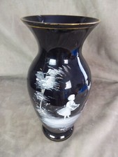 BEAU VASE EN OPALINE EMAILLEE. Ancien. Décor d'enfant.