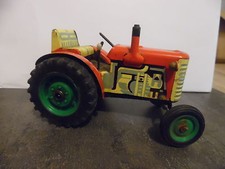 Vieux tracteur KON en tôle à friction