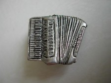 Pin's musique - ACCORDEON argenté signé PAGEANT