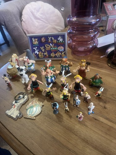 Lot figurines objets pins - lot,